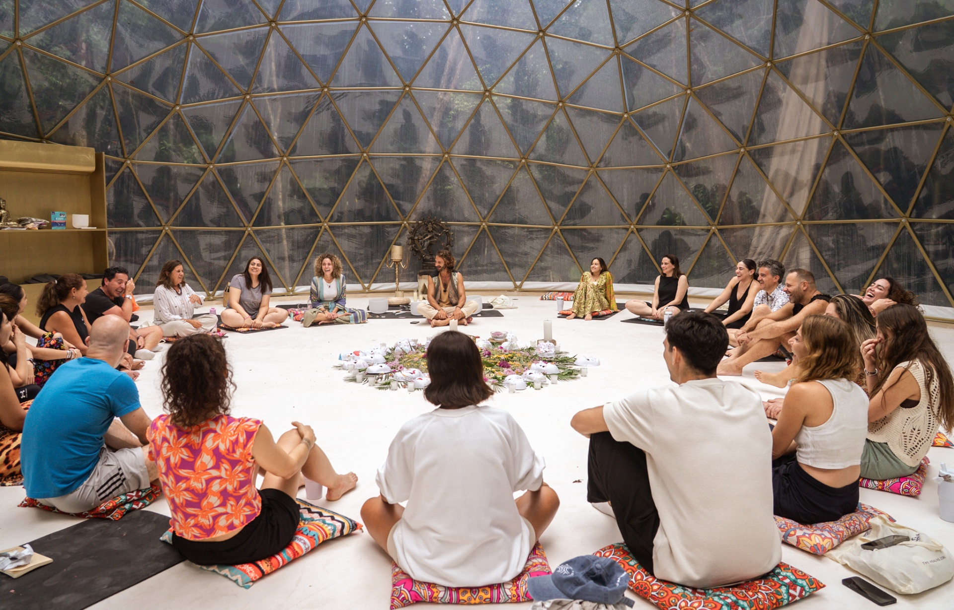 Círculo de meditación en domo geodésico