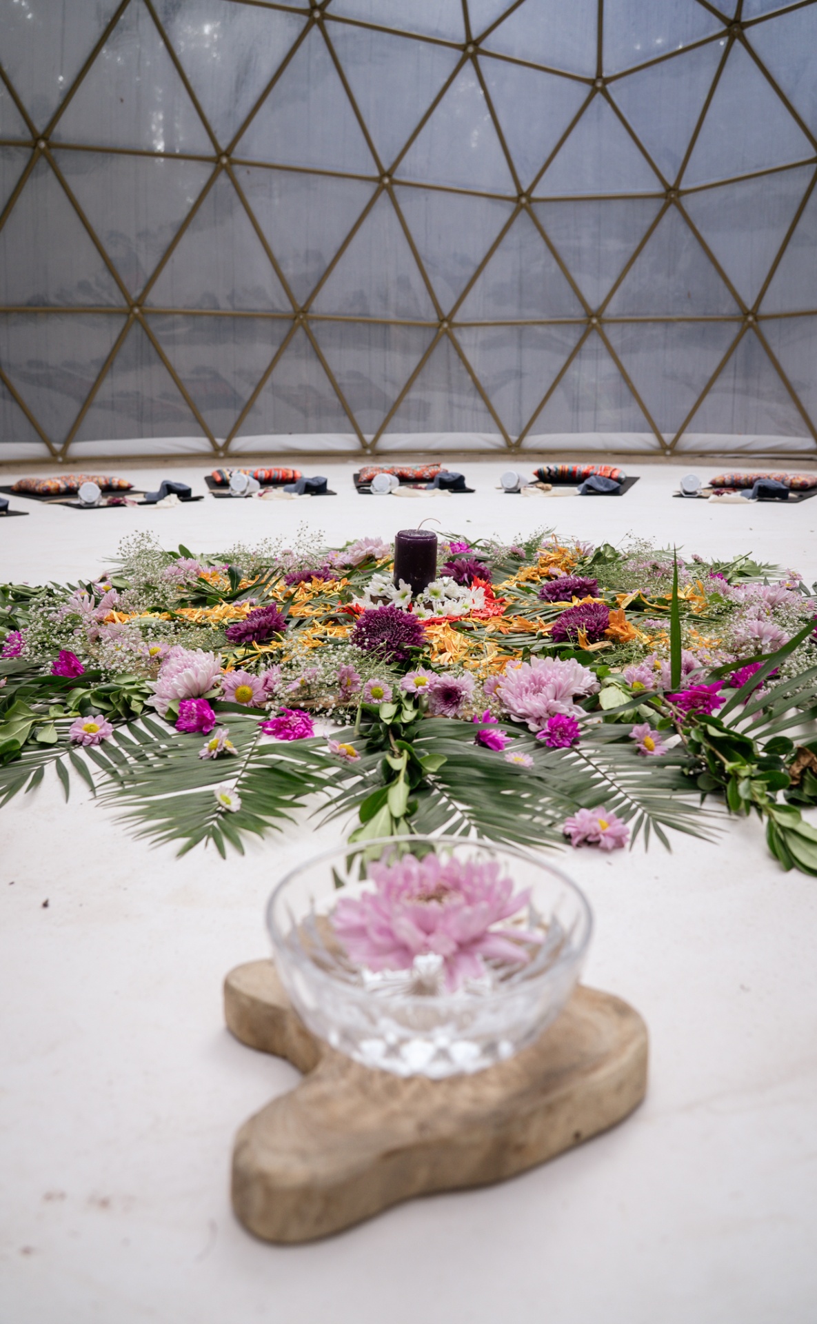 Shala con altar floral